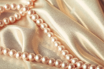 丝绸布上的珍珠项链