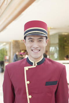 酒店招待服务员站着穿着制服的男人微笑的