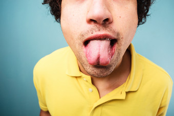 简约吐舌头的男人摄影图