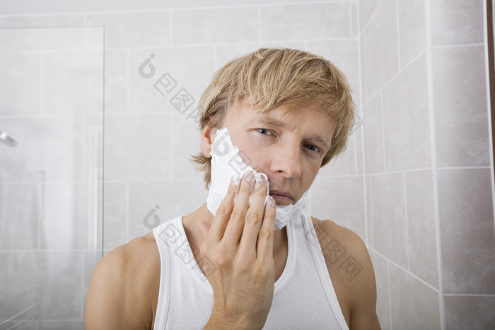 灰色调刮胡子的男人摄影图
