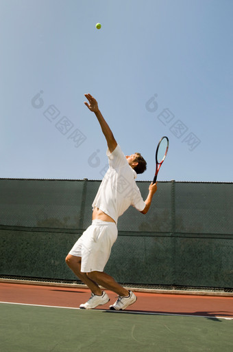 简约风格在打<strong>网球</strong>的人摄影图