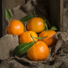 暗色调新鲜的大橘子摄影图