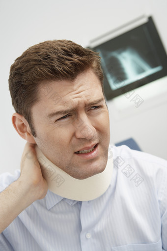 男人戴着颈椎修复器