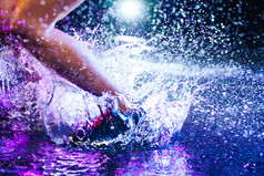 踩在水里的女性的腿