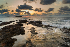 海边黑色岩石风景