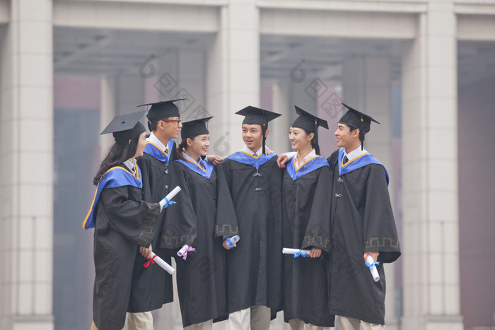 大学生一群人年轻人男女毕业学位帽礼服微笑