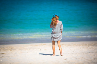女孩一个人海边度假旅行游玩背影<strong>摄影</strong>风景照
