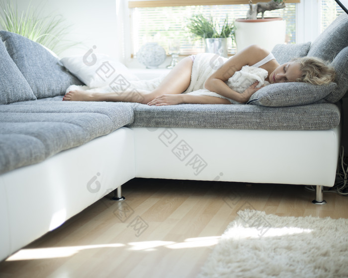 深色调在沙发上躺着的人摄影图