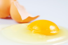 鸡蛋壳和蛋液摄影图