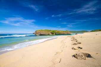 旅行蓝色海边沙滩脚印冲击大海夏天风景