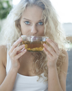 简约风格喝茶的女孩摄影图