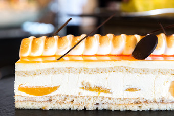 黄桃蛋糕美食摄影图