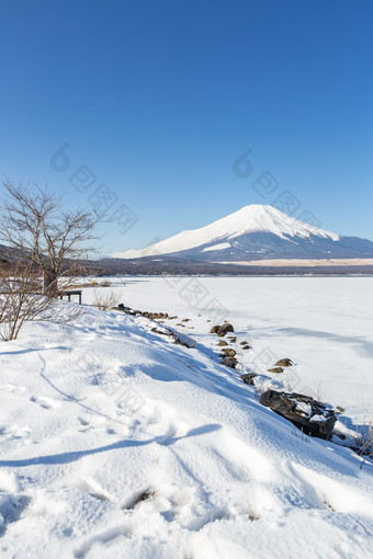 蓝色清新富士山摄影图