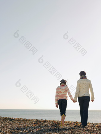 简约海边散步的夫妻摄影图