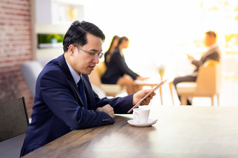 商务休息室内休息的男士