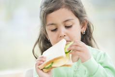 简约吃三明治的女孩摄影图