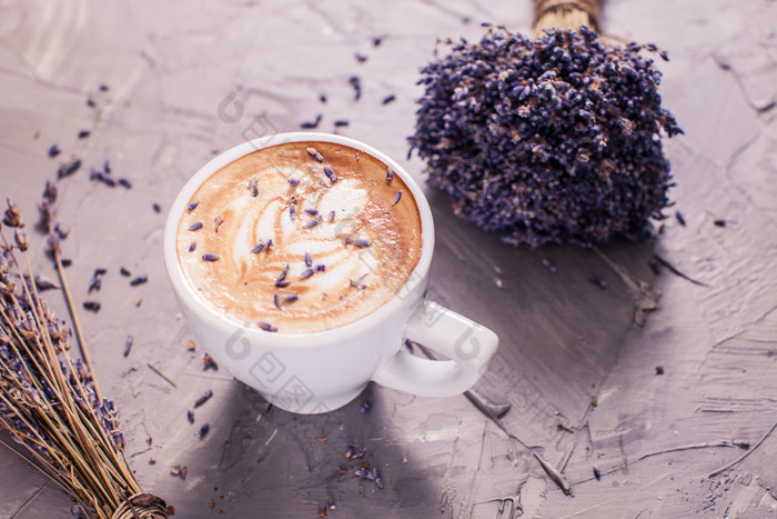 咖啡杯上的紫色花卉