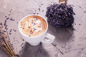 咖啡杯上的紫色花卉