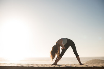 简约风格<strong>做瑜伽</strong>的女人摄影图