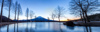 深蓝色调富士山摄影图
