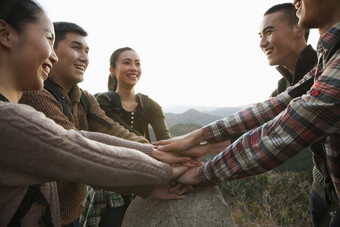 户外爬山<strong>男人女人</strong>朋友同事团队团结团建拍手