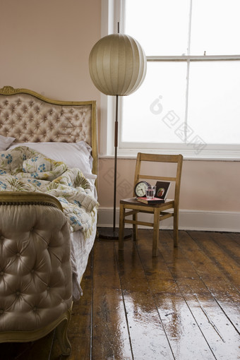 卧室的床铺和椅子
