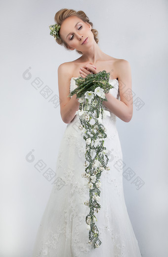 拿着花藤的新娘摄影图