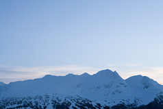 蓝色调美丽雪山摄影图