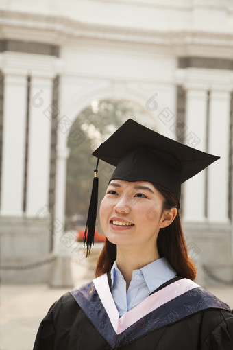 学生学校学士帽女人毕业微笑开心的摄影照片