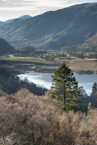 秋天<strong>山间</strong>河流风景