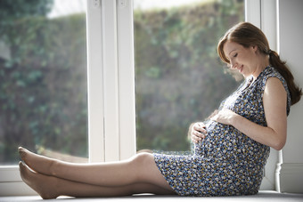灰色调窗台上的孕妇摄影图