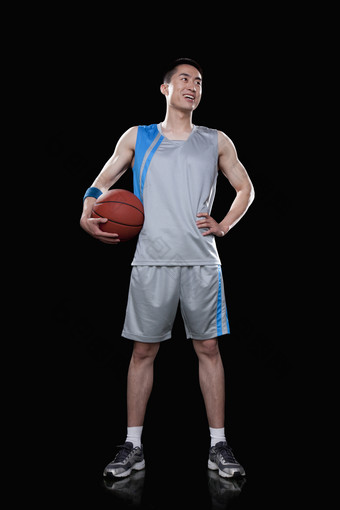 打篮球男人<strong>运动体育</strong>锻炼球衣抱着球投篮照