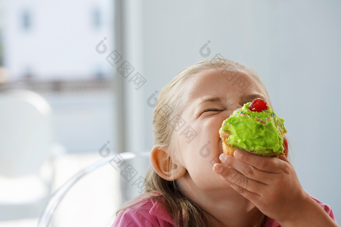 吃绿色蛋糕的小女孩