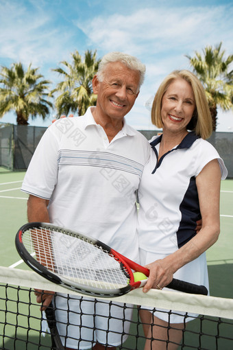 清新玩网球的夫妻摄影图