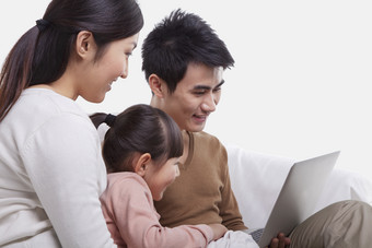 一家三口家庭爸爸妈妈女儿看电脑温馨幸福
