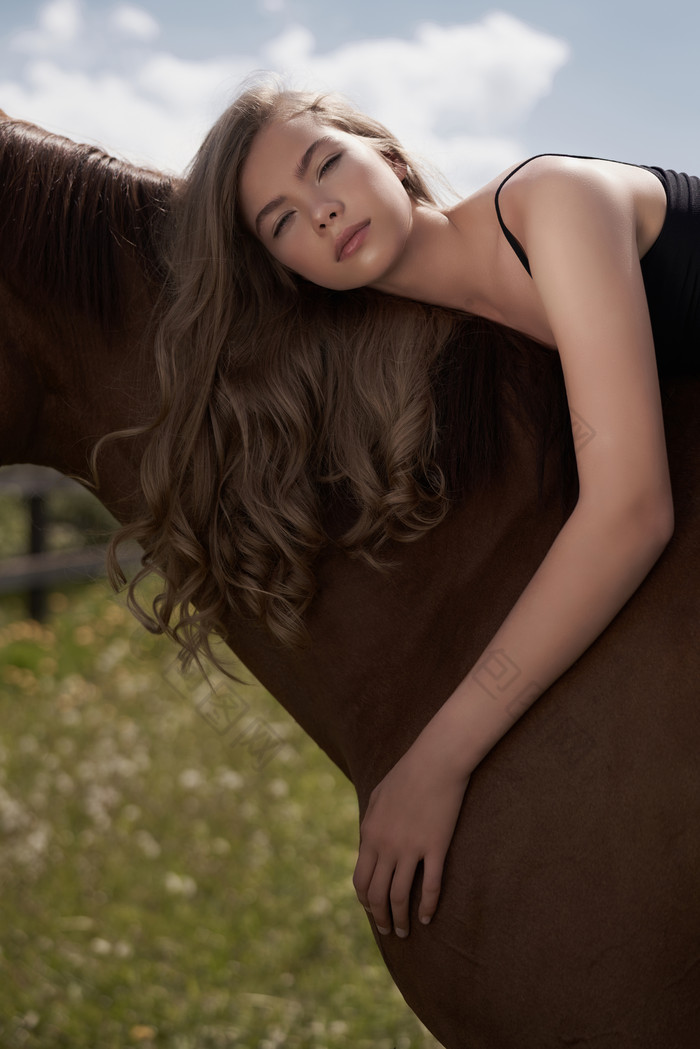 深色调马背上的女孩摄影图