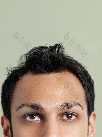 深色调拳曲头发的人摄影图