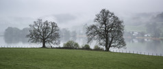 浓雾中山水风景摄影图