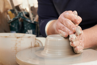 制作陶瓷工艺品的双手