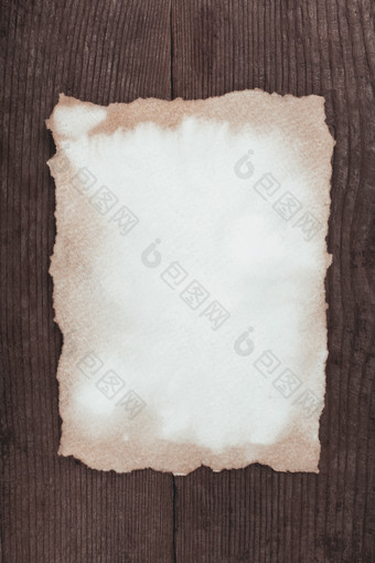 木桌上羊皮纸纸张
