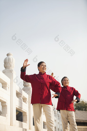 爷爷奶奶打太极早晨晨运户外运动红色的衣服