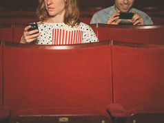 电影院看手机的观众