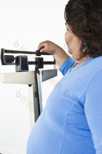 灰色调减肥的胖女人摄影图