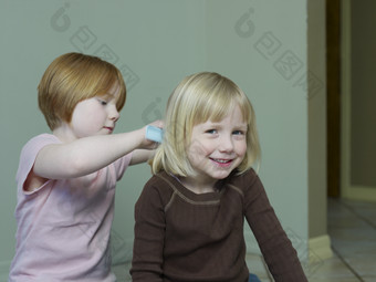 梳头的两个女孩摄影图