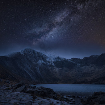 夜晚山坡湖水摄影图