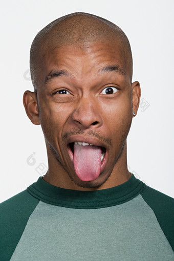 暗色调吐舌头的男子摄影图