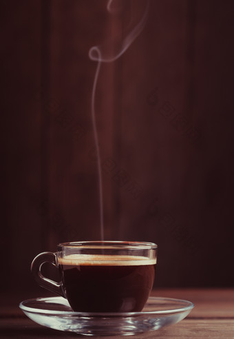 棕色背景前<strong>咖啡饮品</strong>