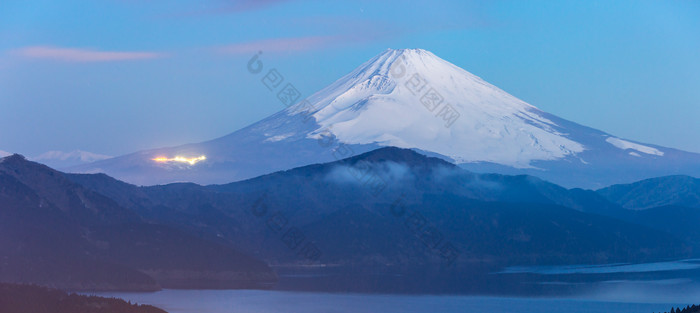 深蓝色调富士山美景摄影图