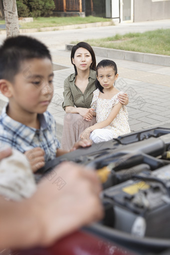 男人小男孩小女孩女人蹲着汽车故障维修摄影