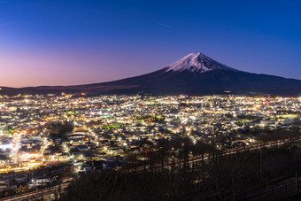 黎明的富士山摄影图